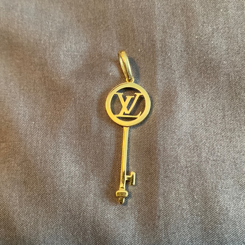 Lv Pendant 💯 gold 18karat see picture for size.